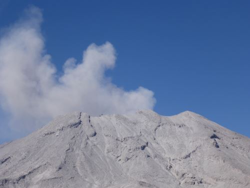 El comportamiento del volcán Ubinas, situado en el departamento de Moquegua, registró en las últimas horas un grupo de sismos de carácter anómalo, asociada a procesos de ruptura de rocas al interior del macizo; aunque sin observarse sismicidad relacionada al ascenso de magma,  IInstituto Geofísico del Perú (IGP).ANDINA/Difusión