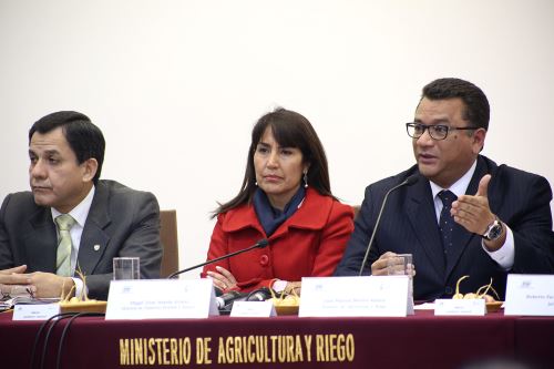El viceministro de Orden Interno, Mauro Medina, ministra del Mincetur, MagalI Silva y el ministro de Agricultura y Riego, Juan Manuel Benites