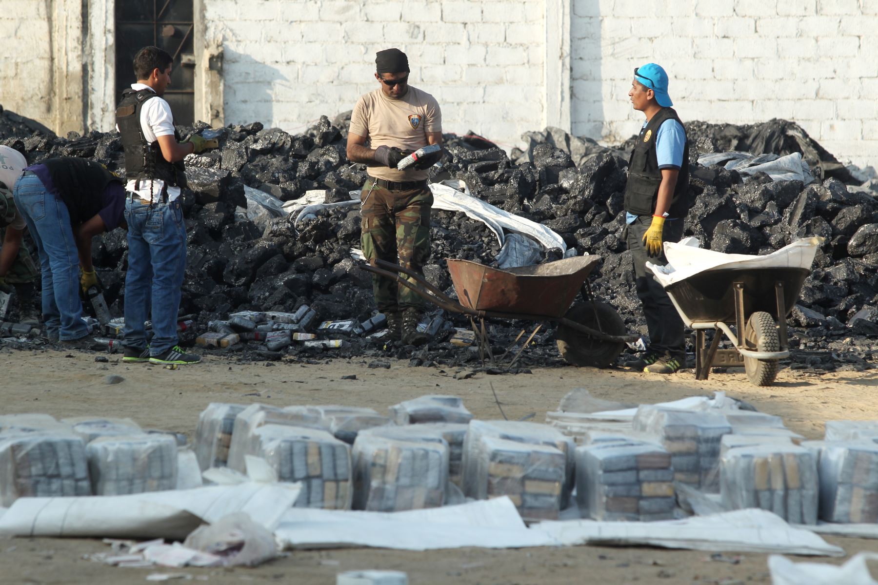 LIMA PERU, AGOSTO 26. Presidente Ollanta Humala y ministro Daniel Urresti, constatan  incautación de 3 toneladas de droga, tras operativo en Trujillo.  Foto: ANDINA/Melina Mejia