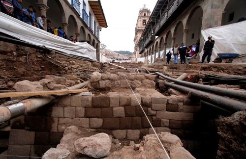 Hallan muro y escalinata de origen inca en centro histórico del Cusco.