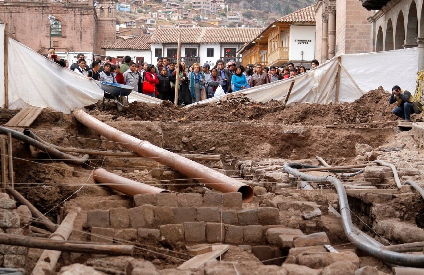 Hallan muro y escalinata de origen inca en centro histórico del Cusco