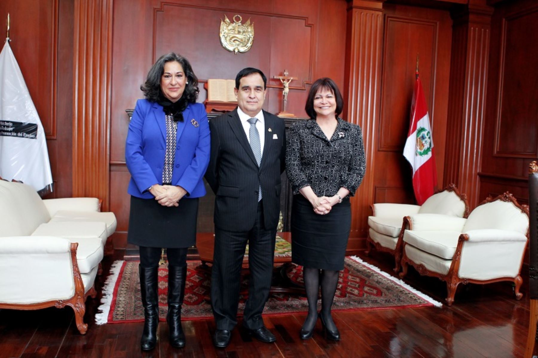 Ministro de Trabajo y Promoción del Empleo, Fredy Otárola; la directora regional de la OIT para América Latina y el Caribe, Elizabeth Tinoco, y la directora de la Oficina de la OIT para los Países Andinos, Carmen Moreno.