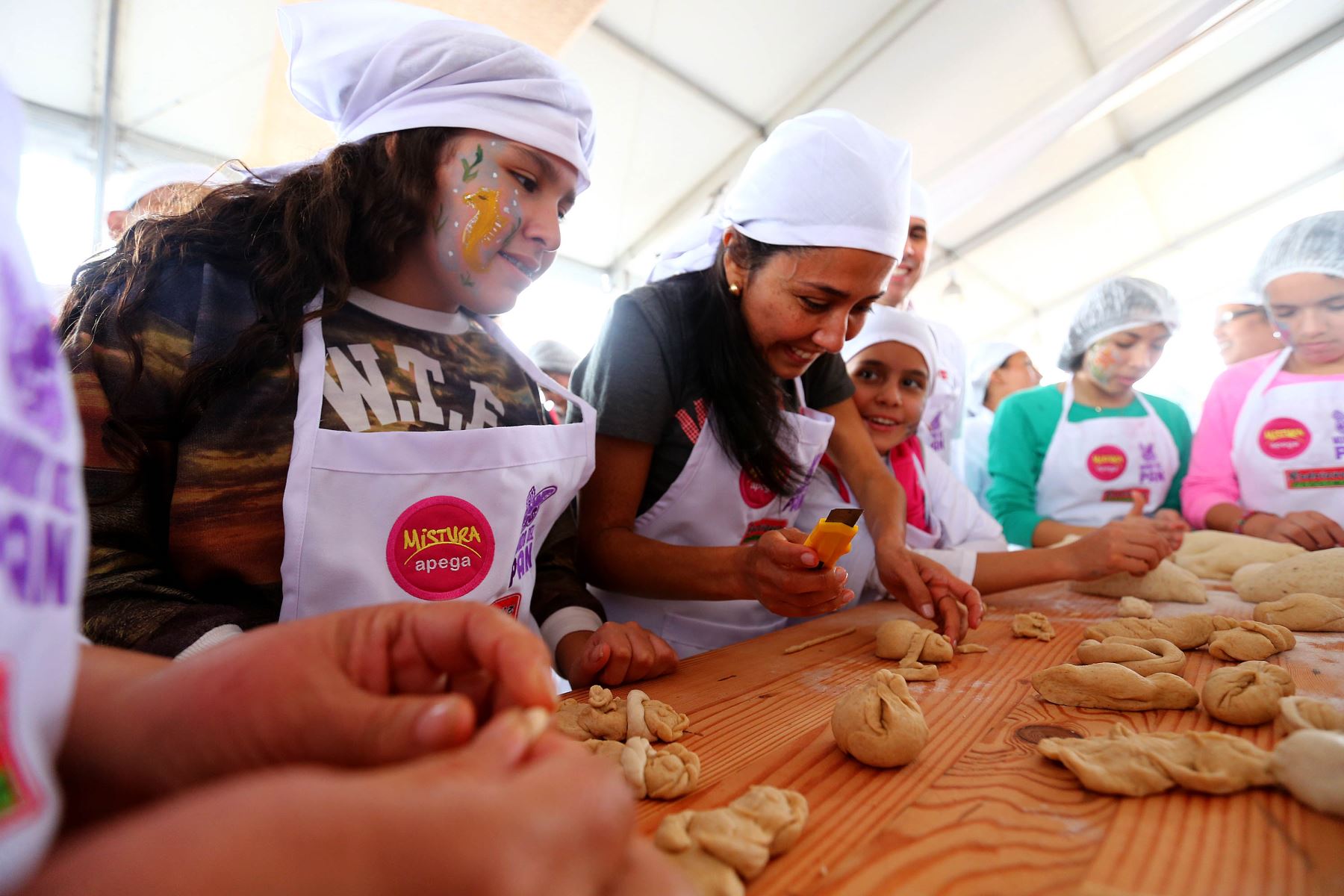 Primera Dama Nadine Heredia,  junto a us hijos visitarón la Feria Gastronómica Internacional de Lima Mistura este domingo en compañía del ministro de la Producción Piero Ghezzi.
Foto:ANDINA/Prensa Presidencia.