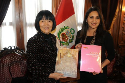 La presidenta del Congreso, Ana María Solórzano Flores, recibió en su despacho el saludo protocolar de la embajadora de la República Popular China, Huang Minhui.Difusión