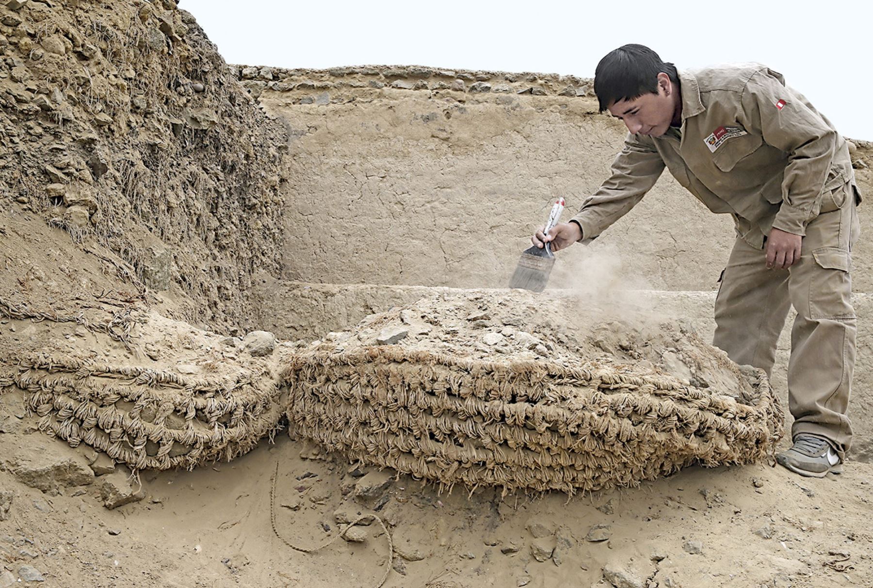 Descubren altorrelieves de la cultura Caral de 3,800 años