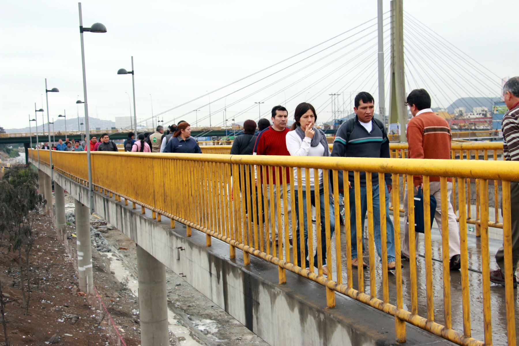 Puente peatonal Rayito de Sol.