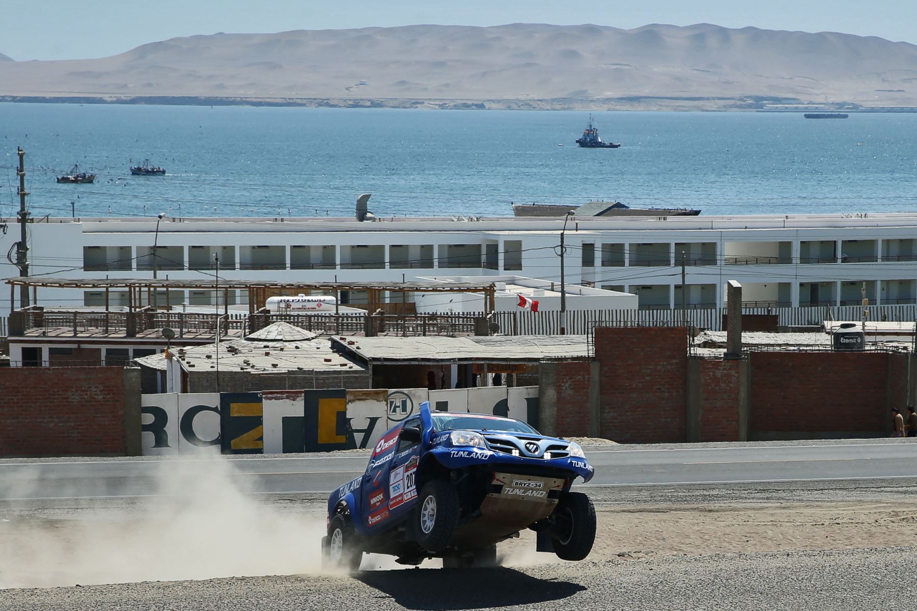 PARACAS-PERÚ-SETIEMBRE 11.Pilotos Chilenos Eguiguen y Chicharro participantes del Dakar series  "Desafío Inca 2014" en Paracas.Foto: ANDINA/archivo.