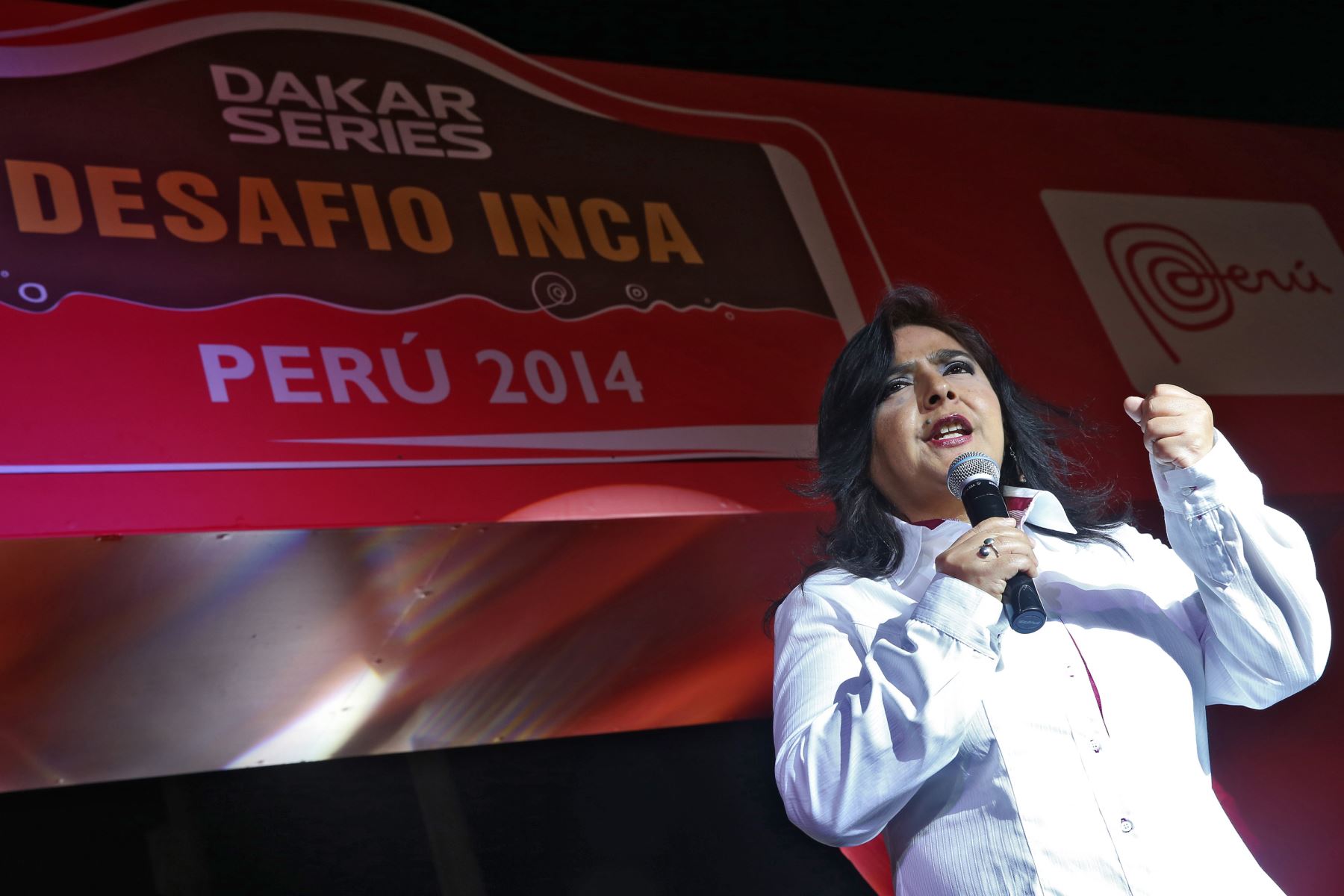 PARACAS,PERÚ-SETIEMBRE 11-La Premier Ana Jara da la partida simbólica del Dakar Series "Desafío Inca 2014" en Ica.Foto: ANDINA/archivo.