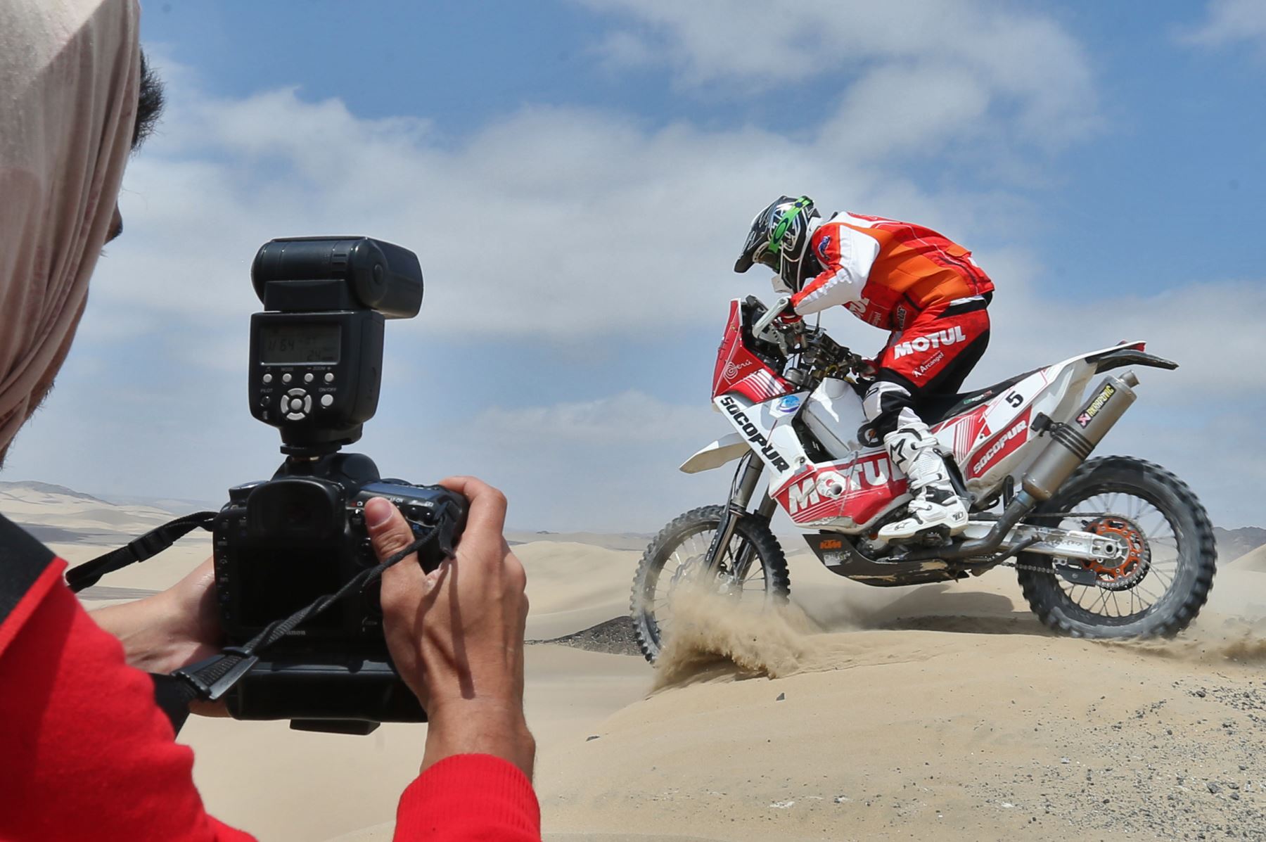 PARACAS,PERÚ-SETIEMBRE 12.El Peruano Felipe Rios de la categoría motos se adjudicó el tercer puesto de la 1era etapa del Dakar Series " Desafío Inca 2014" en la dunas de Paracas.Foto: ANDINA/archivo.