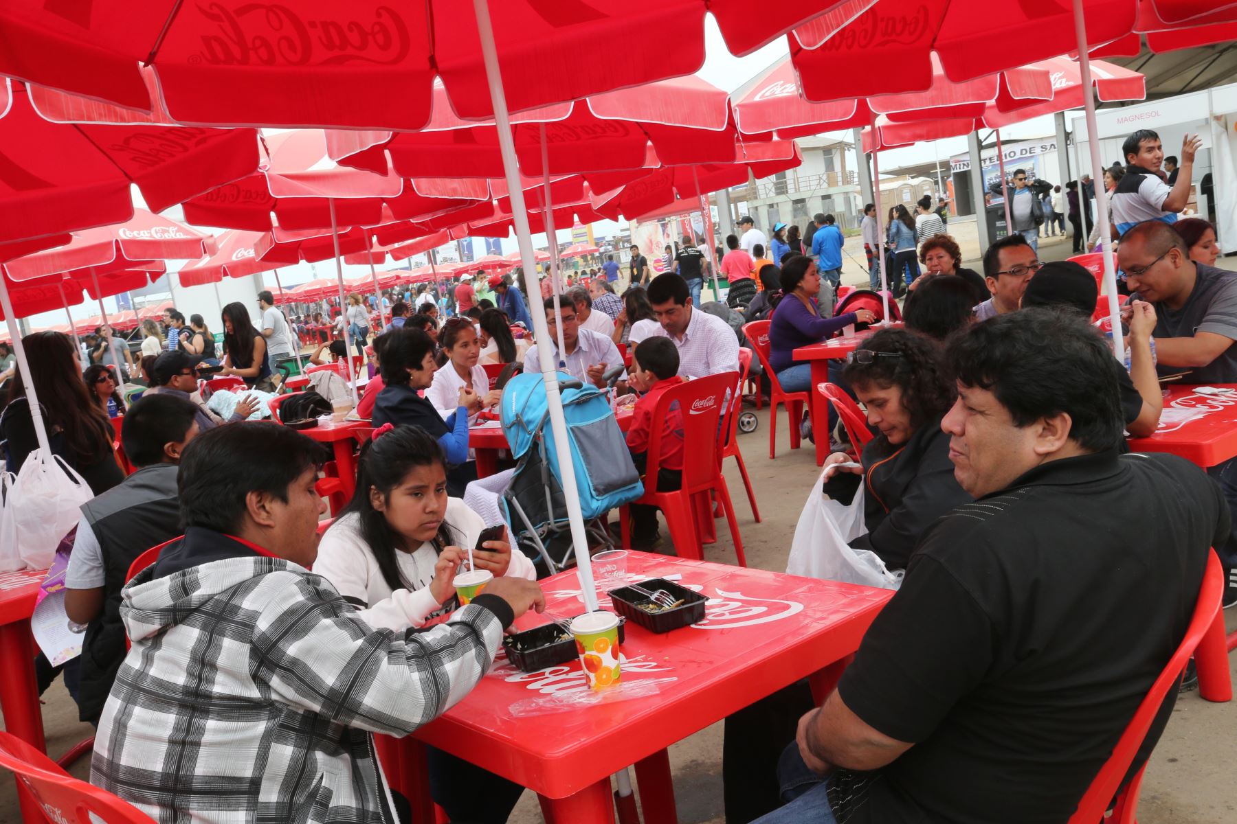 LIMA,PERÚ-SETIEMBRE 14 Publico comiendo   en Mistura Foto: ANDINA/Norman Córdova