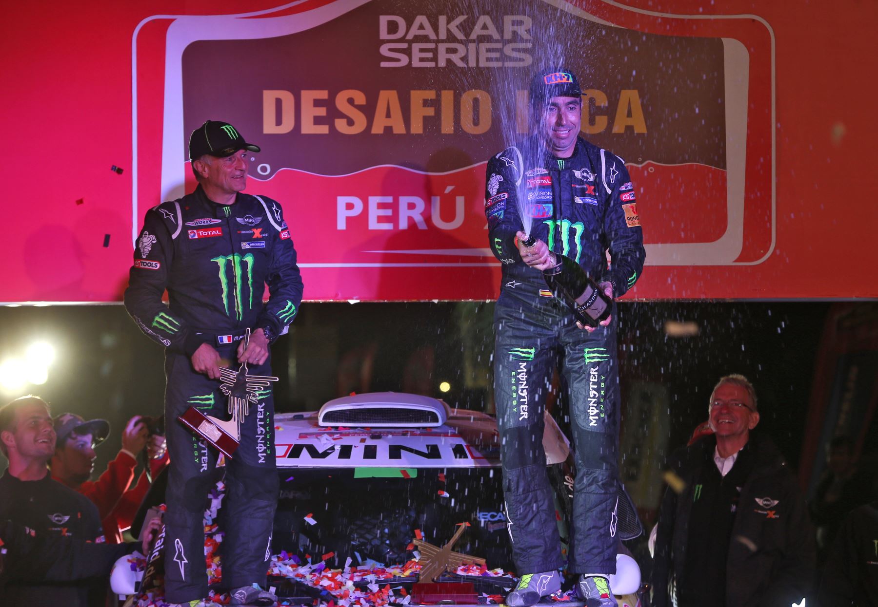 PARACAS,PERÚ-SETIEMBRE 14.Premiación a Nami Roma, Michel Perin, ganadores del Dakar series "Desafío Inca 2014" en la Categoria autos.Foto: ANDINA/archivo.