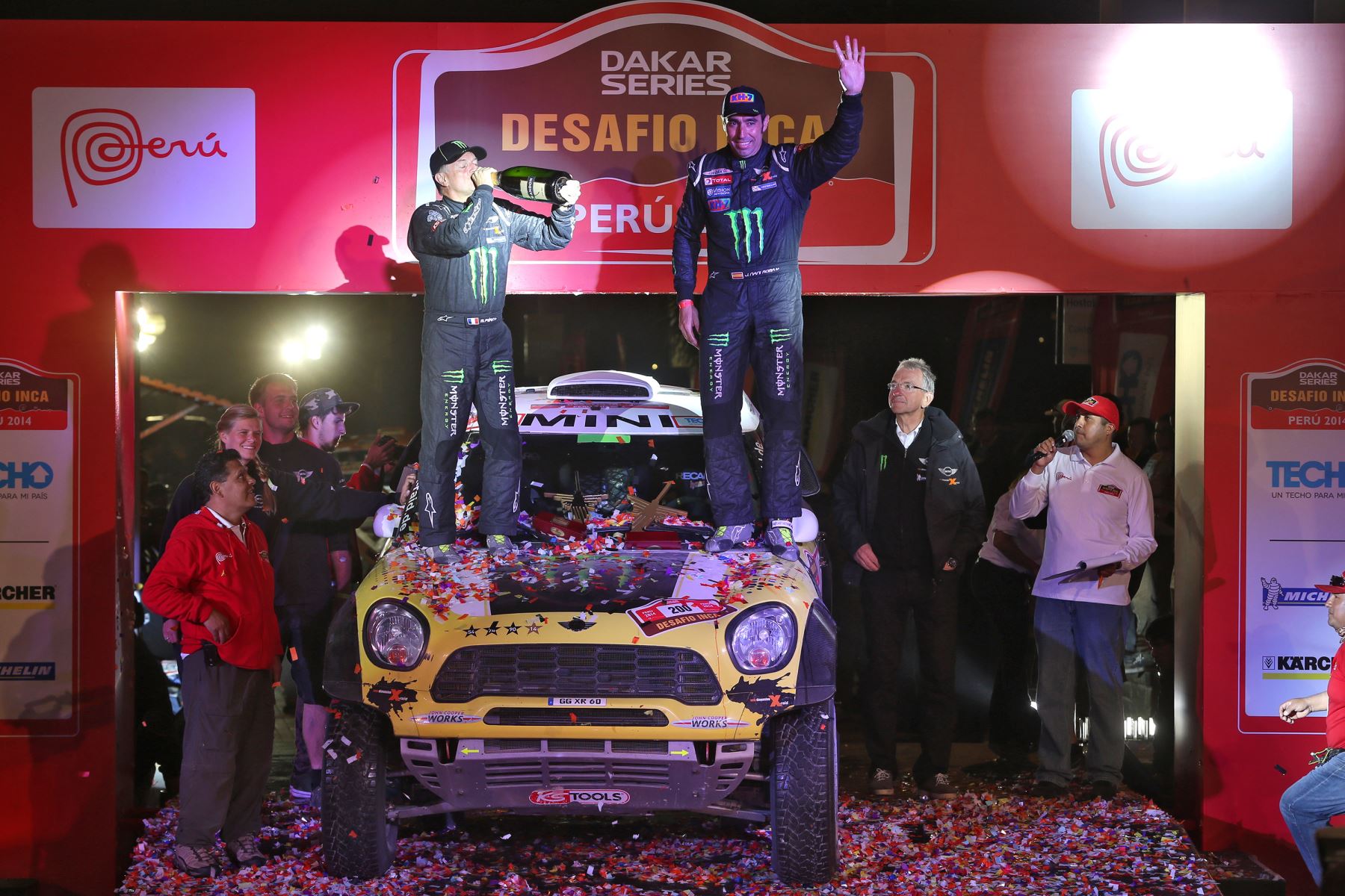 PARACAS,PERÚ-SETIEMBRE 14.Premiación a Nami Roma, Michel Perin, ganadores del Dakar series "Desafío Inca 2014" en la Categoria autos.Foto: ANDINA/archivo.