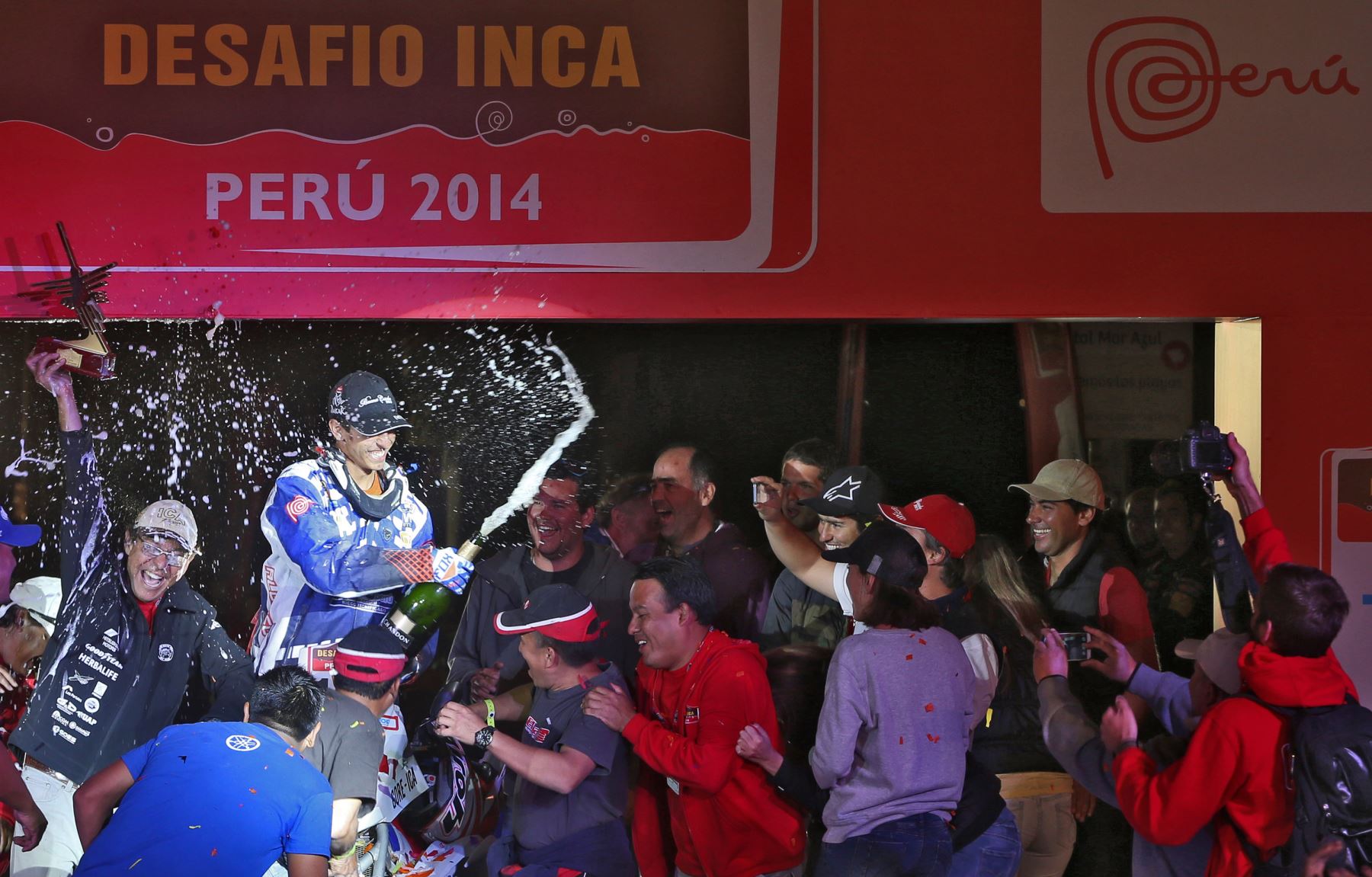 PARACAS,PERÚ-SETIEMBRE 14.Premiación a Alonso Elías ganador del Dakar series "Desafío Inca 2014" en la categoria cuatrimoto.Foto: ANDINA/archivo.