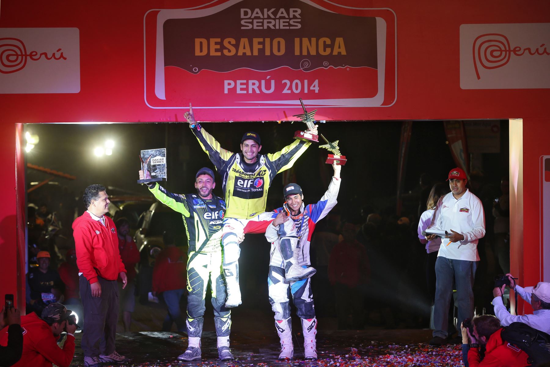 PARACAS,PERÚ-SETIEMBRE 14.Premiación a Claudio Rodríguez ganador del Dakar series "Desafío Inca 2014" en la categoria moto.Foto: ANDINA/archivo.