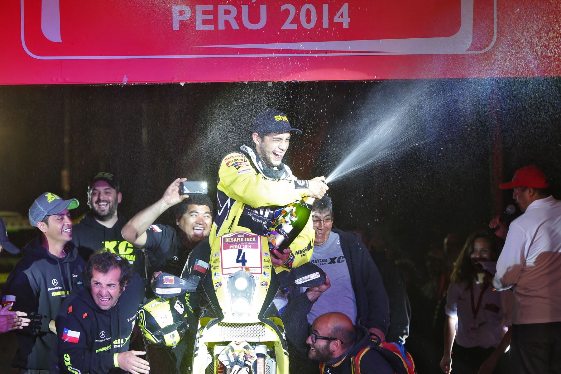 PARACAS,PERÚ-SETIEMBRE 14.Premiación a Claudio Rodríguez ganador del Dakar series "Desafío Inca 2014" en la categoria moto.Foto: ANDINA/archivo.
