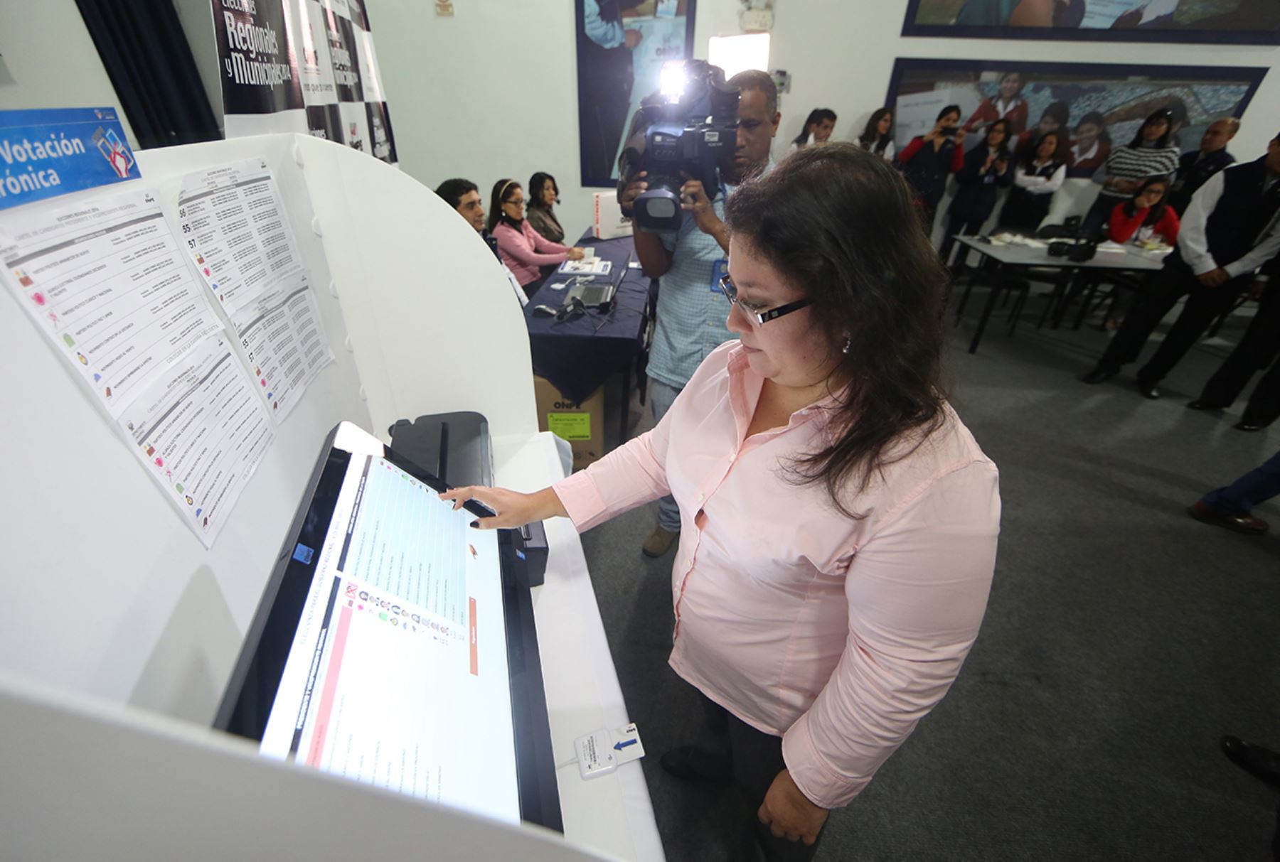 LIMA, PERÚ- SETIEMBRE 16.La Oficina Nacional de Procesos Electoral (ONPE) mostró hoy a los medios de comunicación el sistema de votación electrónica que será aplicado en siete distritos del país, en el marco de las elecciones regionales y municipales a desarrollarse el 5 de octubre.Foto: ANDINA/Difusión