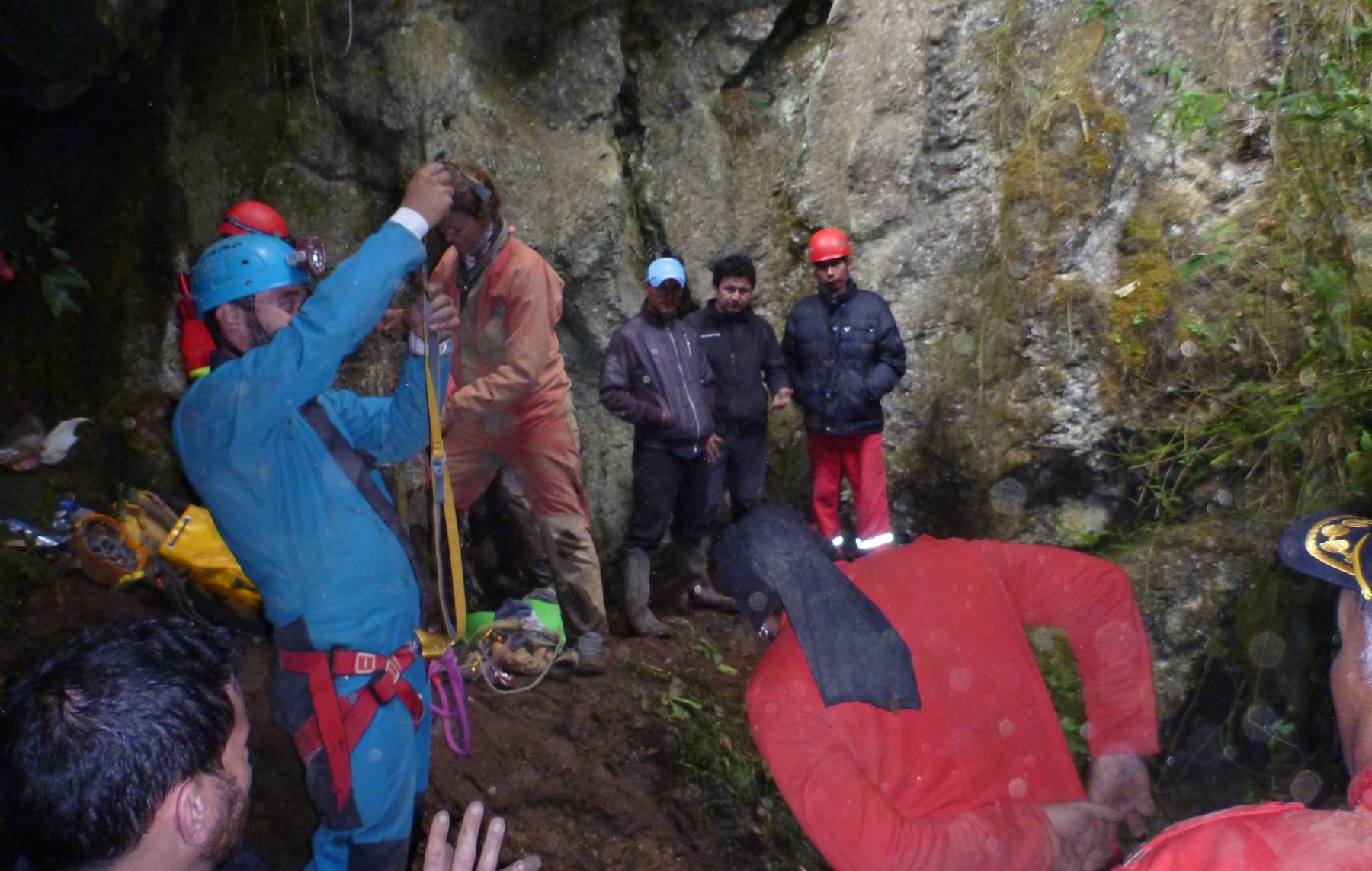 Espeleólogos peruanos y extranjeros trabajan para rescatar al español Cecilio López.