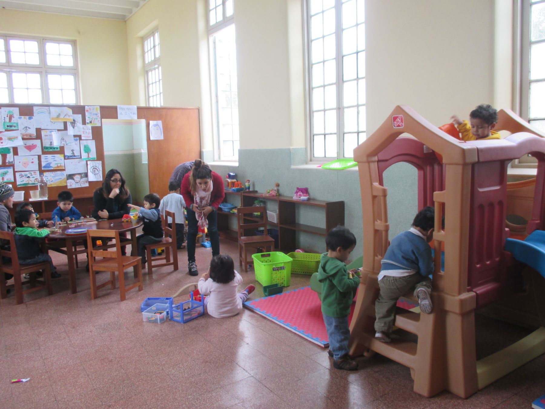 Servicio de Acogida a menores en abandono en Puericultorio Pérez Araníbar.