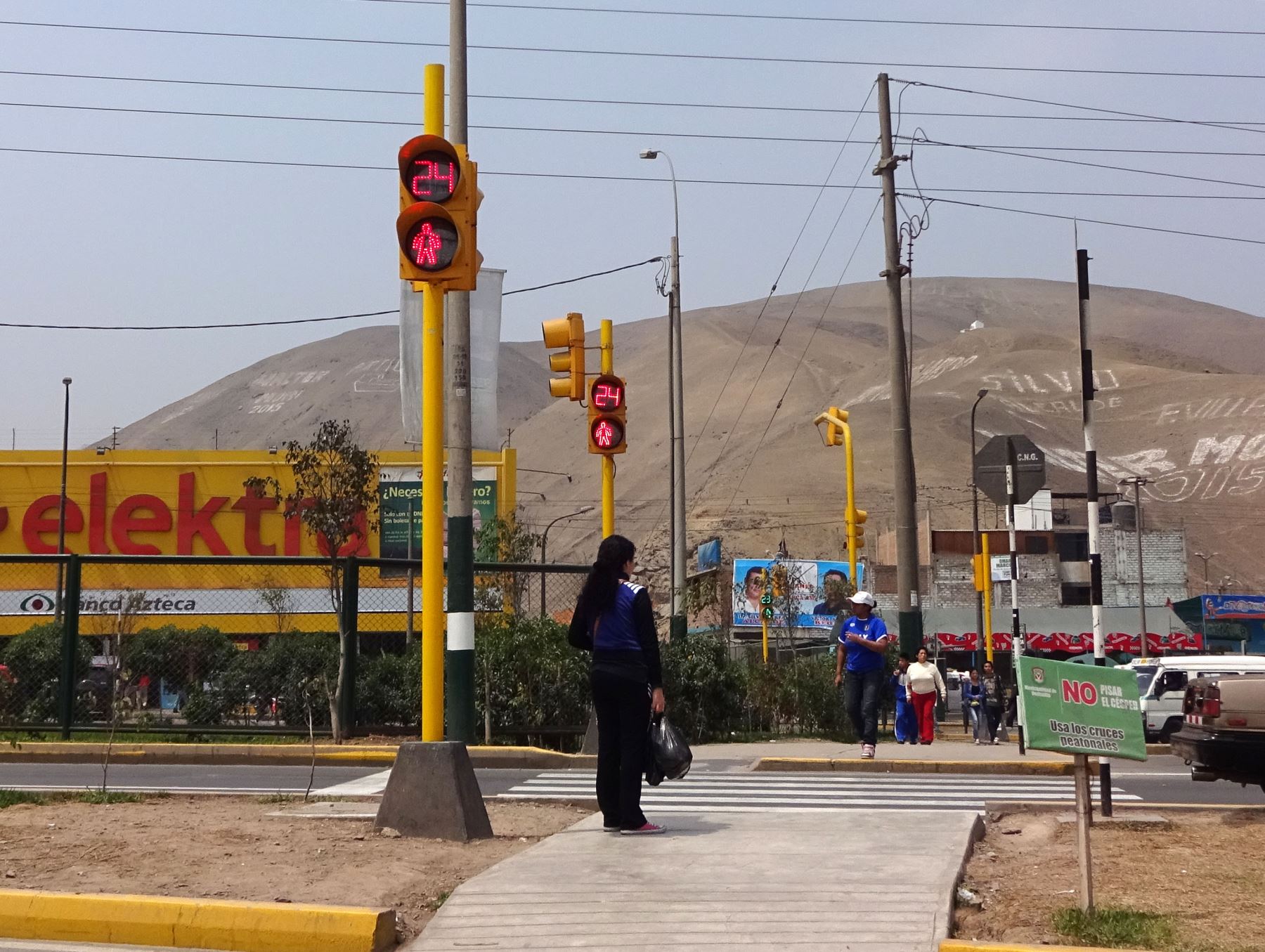 Semáforo instalado en avenida Néstor Gambetta por la Municipalidad Provincial del Callao para evitar accidentes de tránsito.