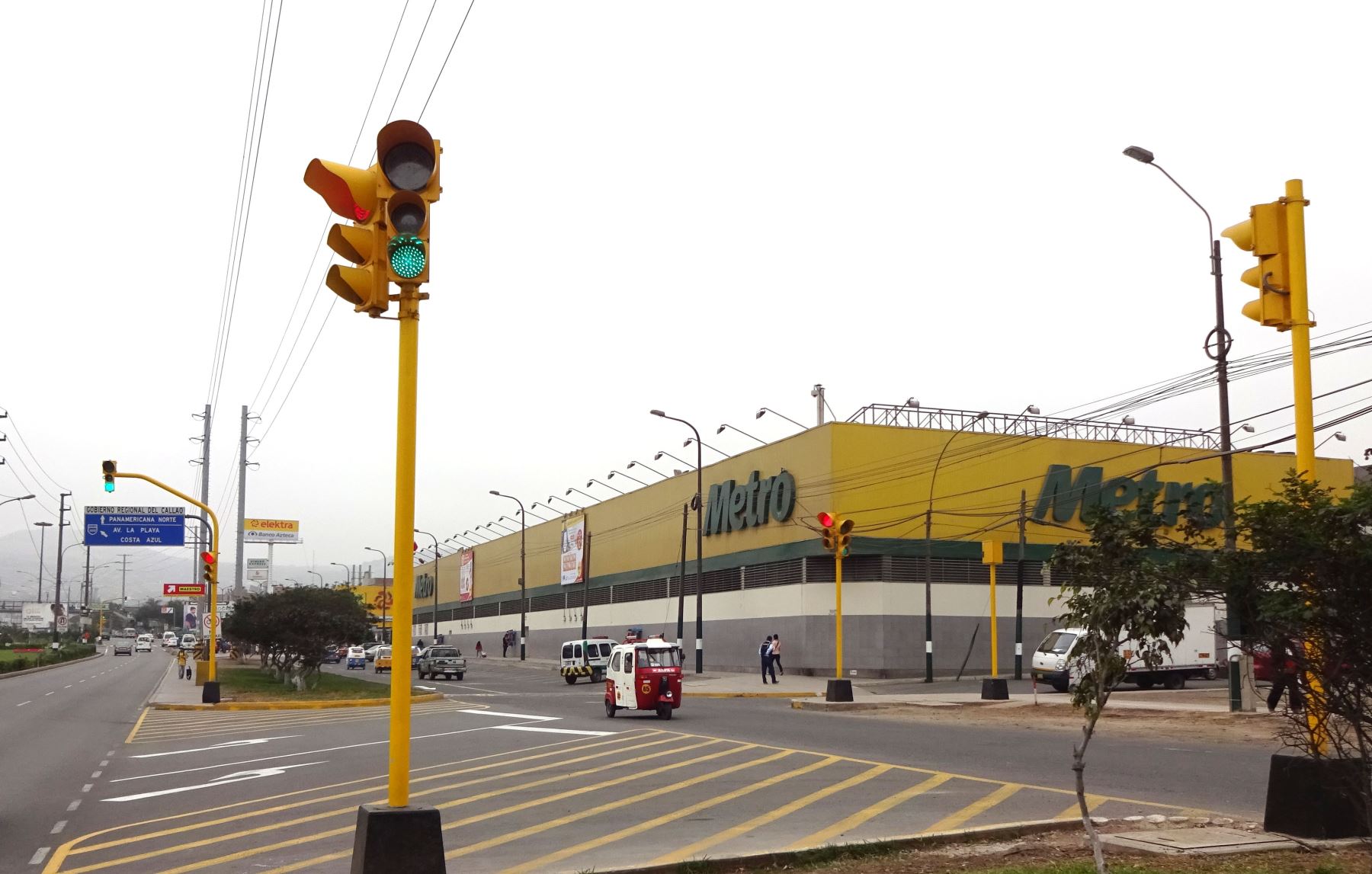 Semáforo instalado en avenida Néstor Gambetta por la Municipalidad Provincial del Callao para evitar accidentes de tránsito.