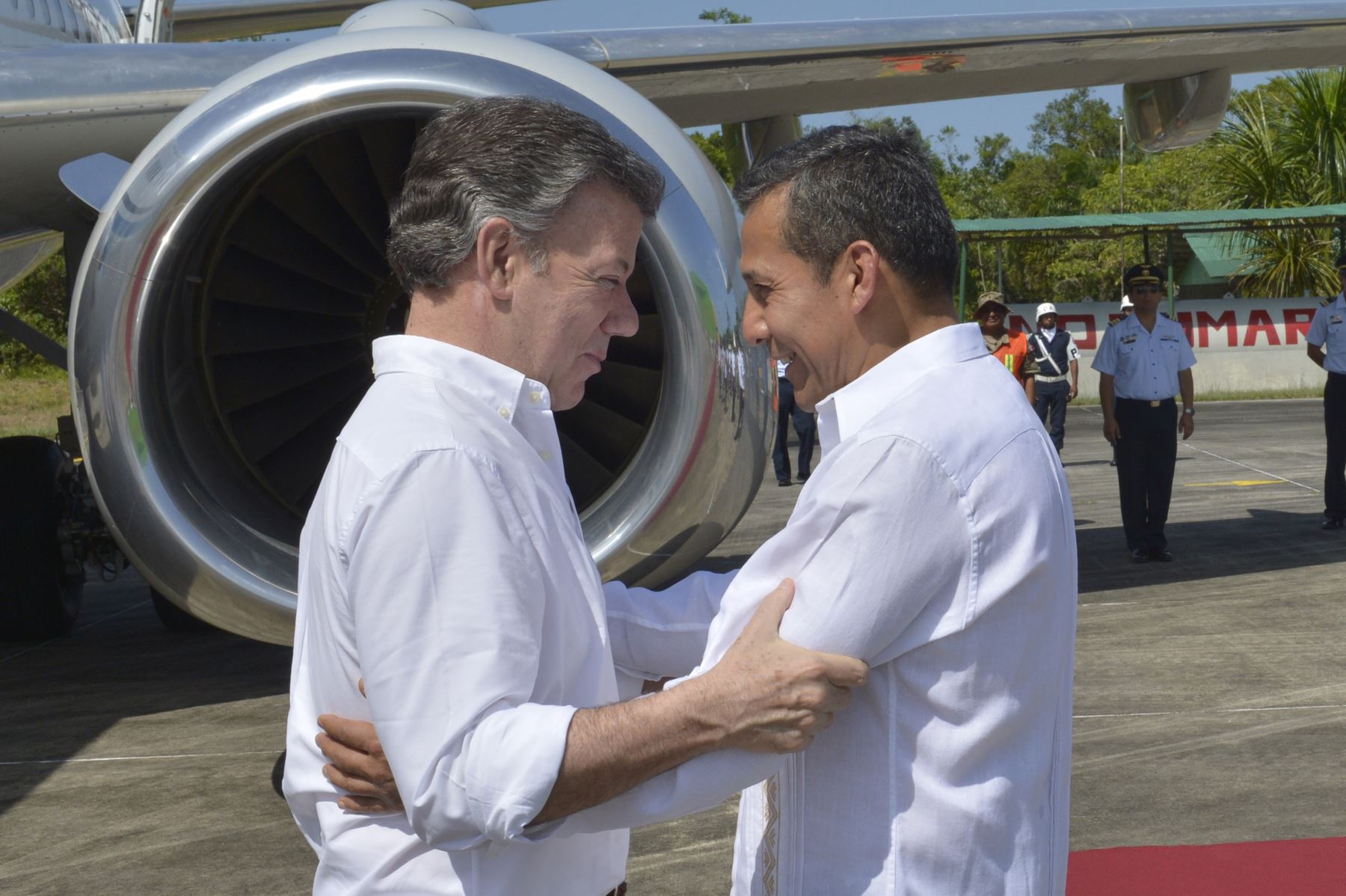 Saludo de los presidentes Juan Manuel Santos y Ollanta Humala a la llegada del mandatario de Colombia a Iquitos (Perú), donde se realiza el I Gabinete Binacional.