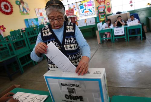 Los ciudadanos que votarán en las Elecciones Regionales y Municipales, del próximo 7 de octubre, en un distrito diferente al consignado en su Documento Nacional de Identidad (DNI) suman más de 400,000 personas, informó el Registro Nacional de Identificación y Estado Civil (Reniec). ANDINA/Carlos Lezama