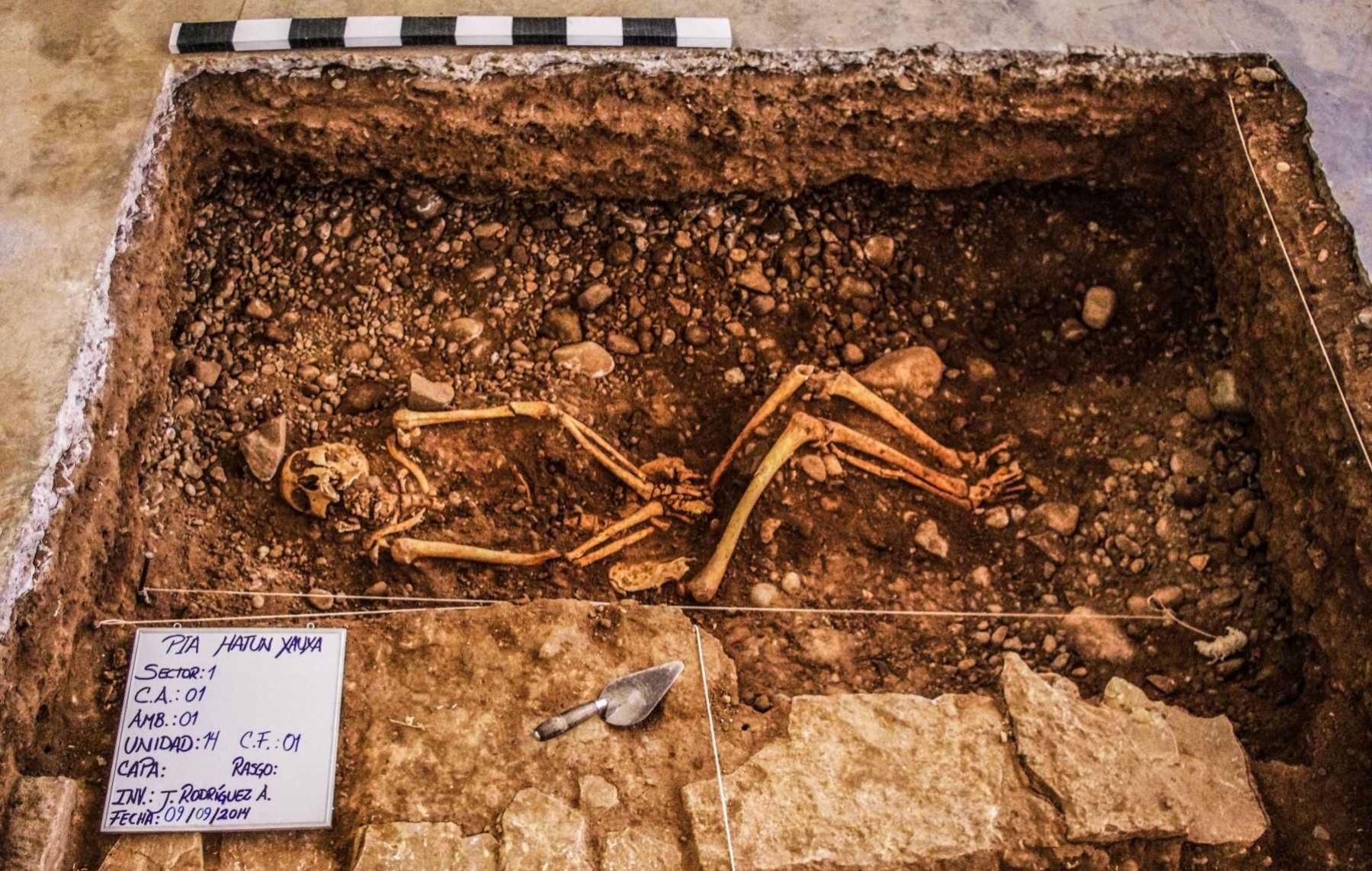 Investigadores del Ministerio de Cultura muestran los vestigios arqueológicos hallados en Hatun Xauxa, ubicado en Jauja, Junín.