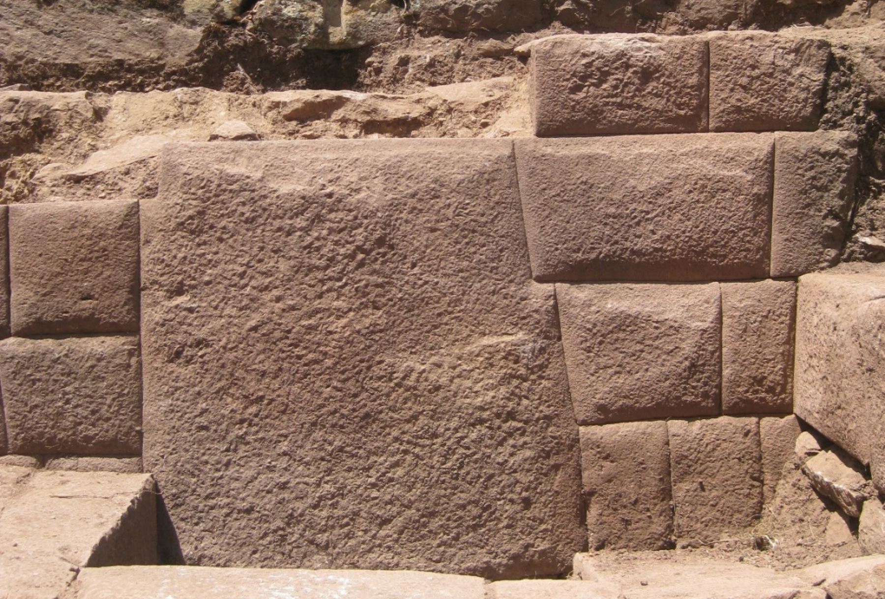 Descubren piedra de 13 ángulos en complejo arqueológico Inkawasi, en Huancavelica.