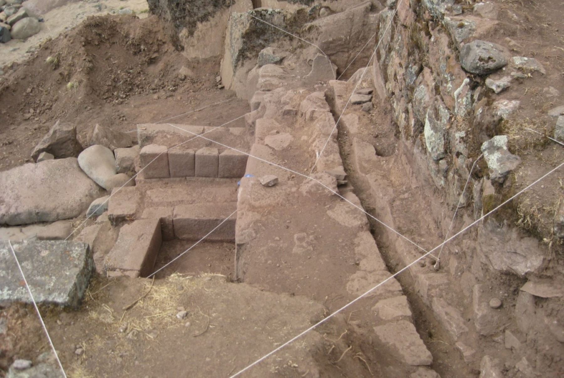 Descubren piedra de 13 ángulos en complejo arqueológico Inkawasi, en Huancavelica.