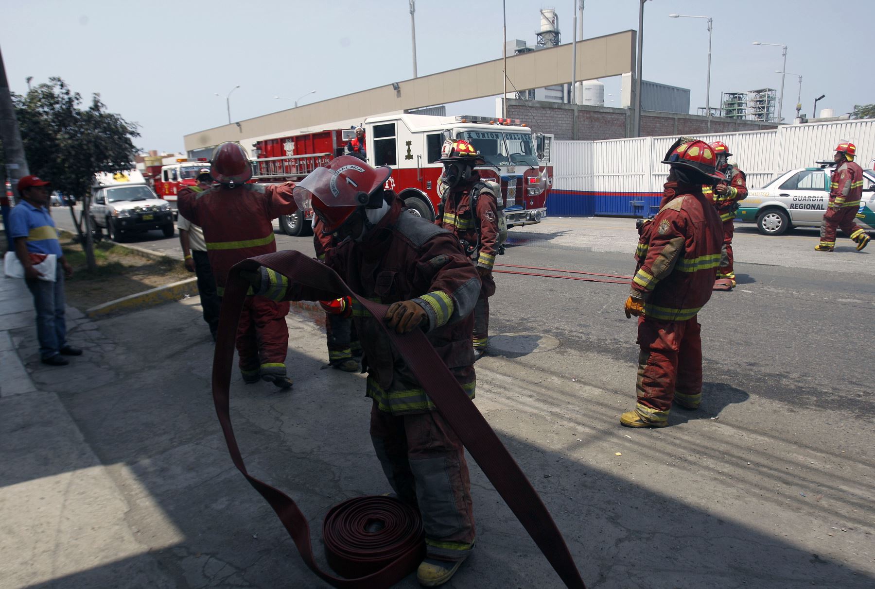 Bomberos Controlan Incendio En Fábrica Textil Del Callao | Noticias ...