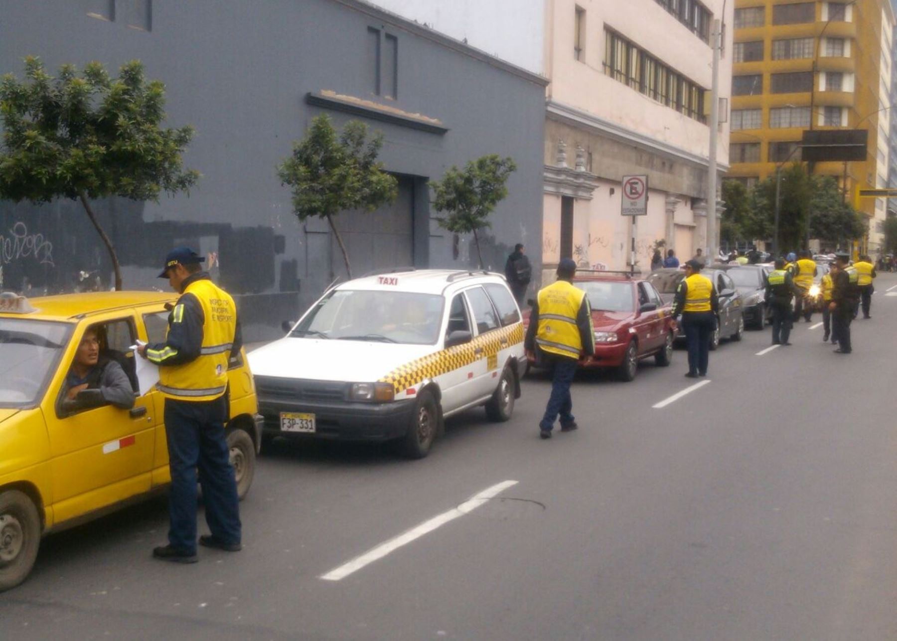 Inspectores municipales de transporte urbano de Lima