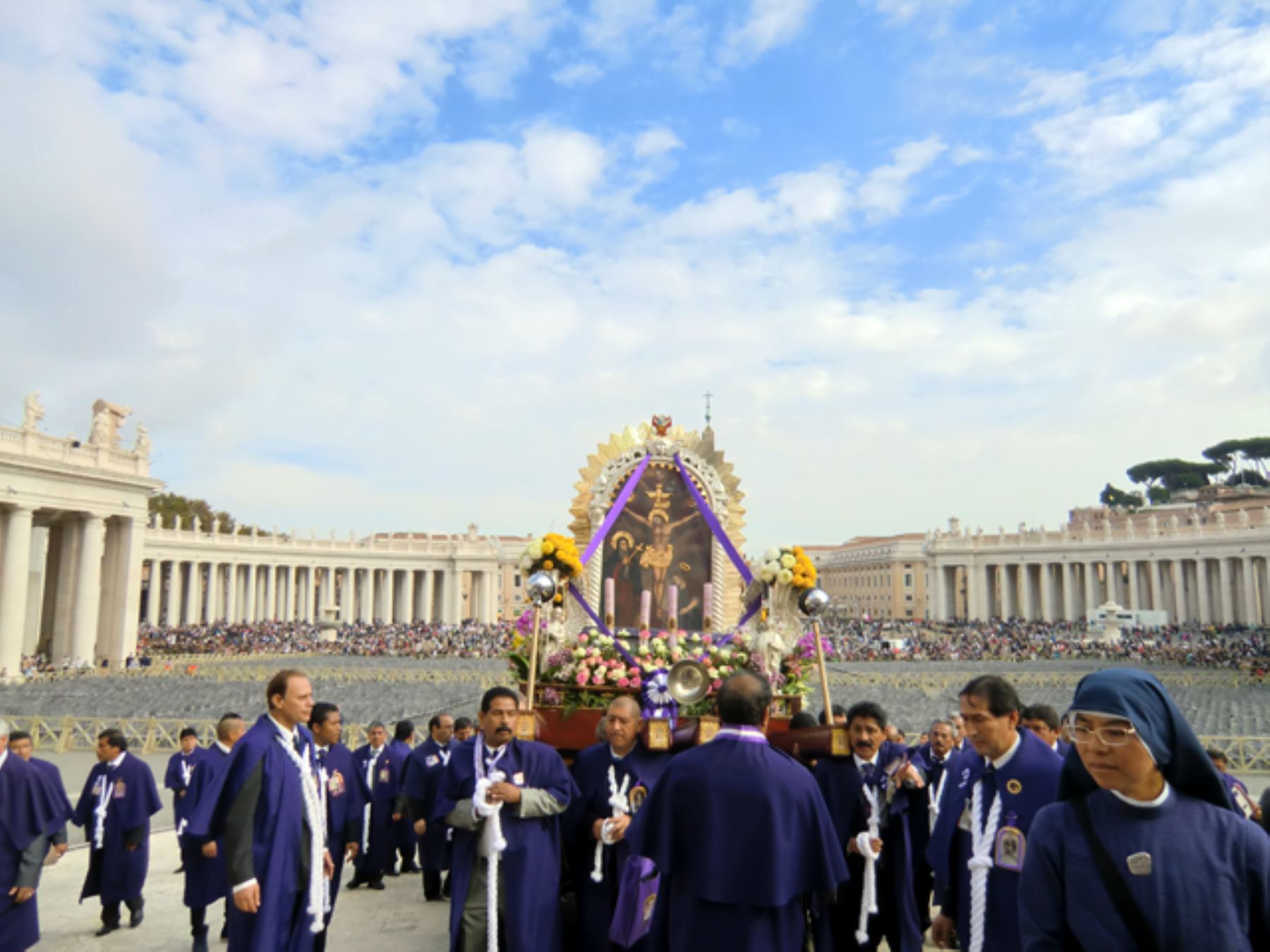 Andas del Señor de los Milagros en la Plaza San Pedro, en El Vaticano, Roma.