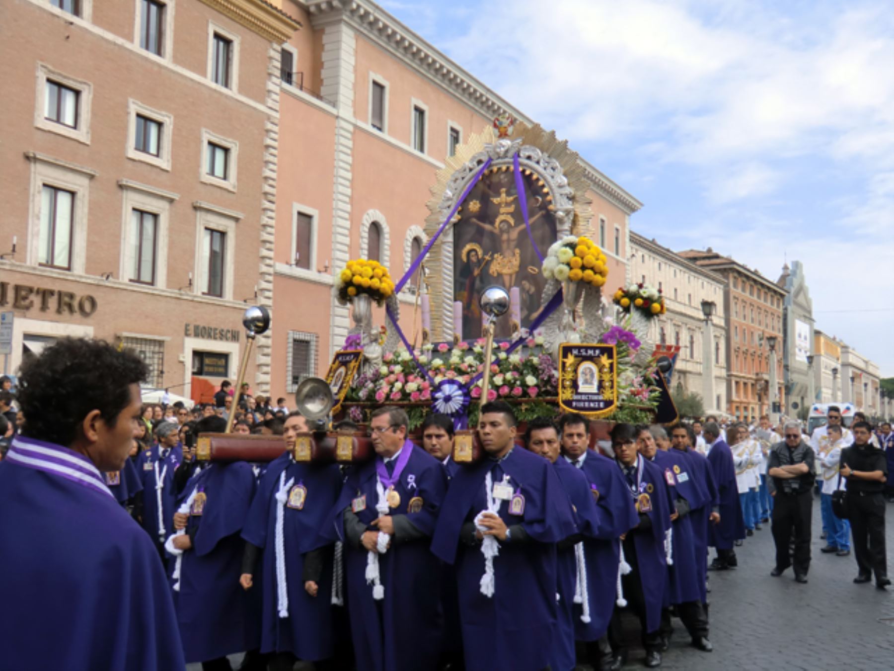 Procesión del Señor de los Milagros en calles de Roma