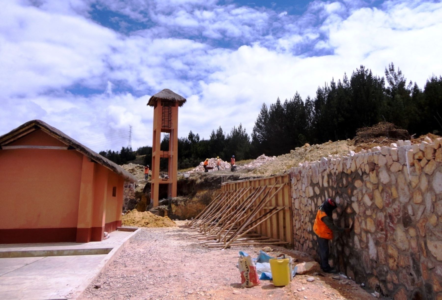 Avanza construcción de muros de protección de centro arqueológico Cumbe Mayo. Foto: ANDINA/Eduard Lozano.
