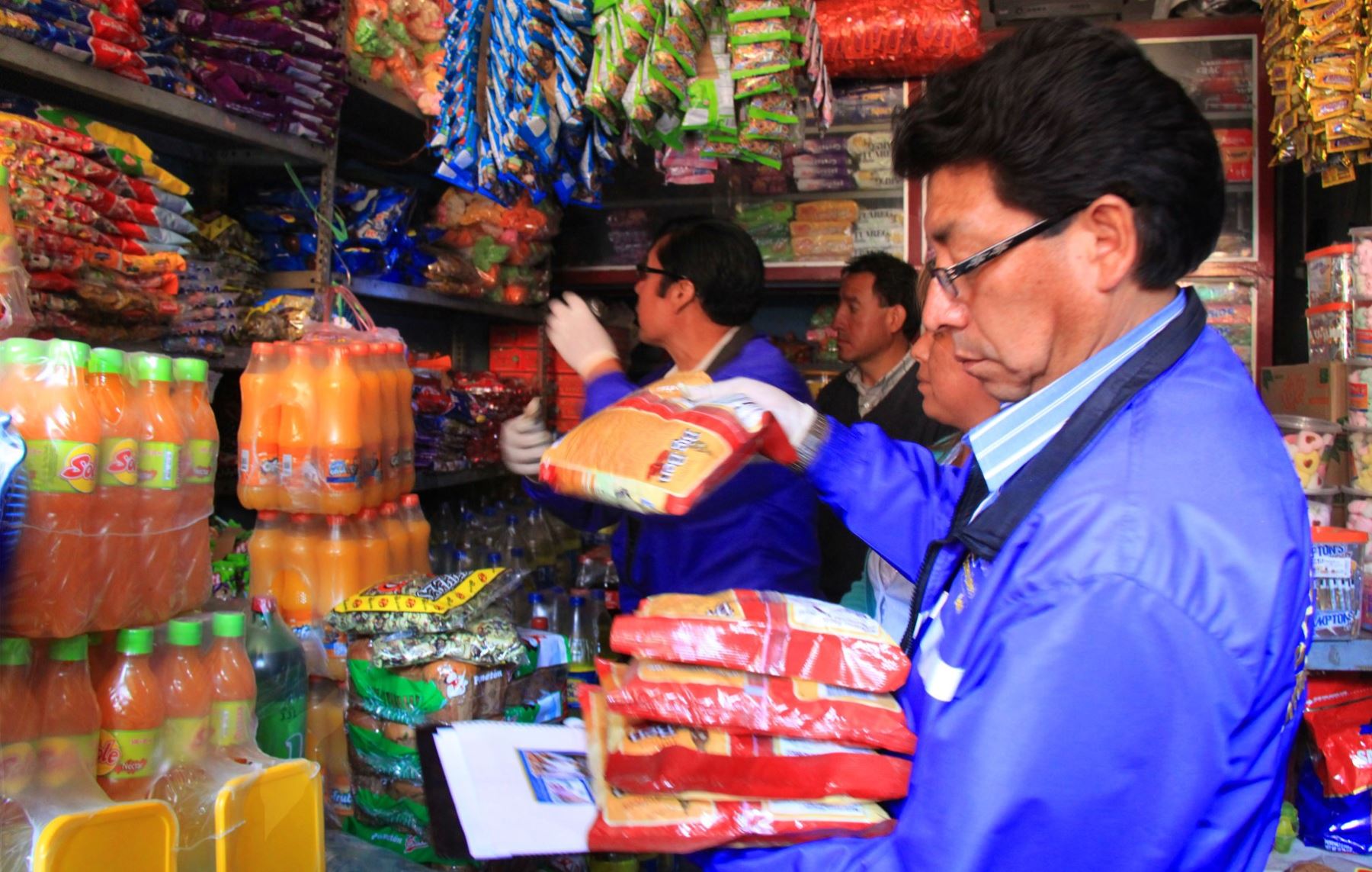 tomar el pelo Joseph Banks Lujo Municipio de Huancayo decomisa gran cantidad de golosinas vencidas |  Noticias | Agencia Peruana de Noticias Andina