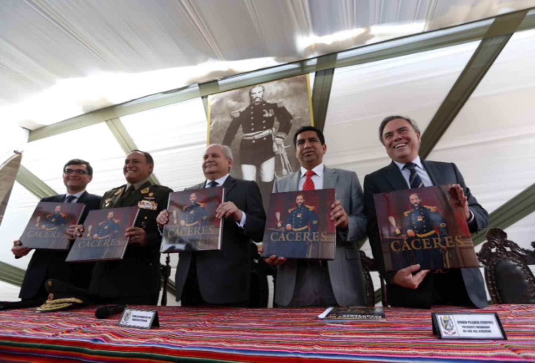 Ministro de Defensa asiste a la presentación del Libro "Cáceres" en Ayacucho.