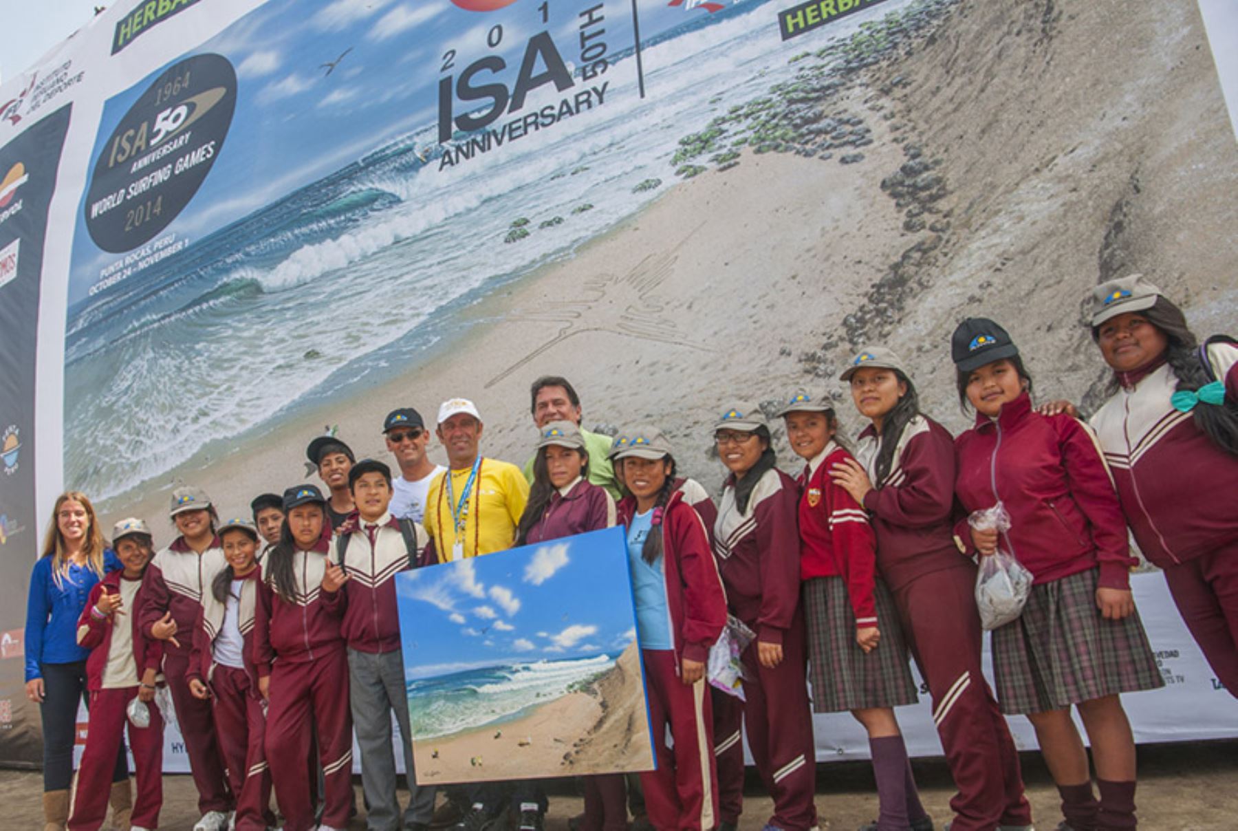 Painting to be auctioned in favor of surf school children in Peru