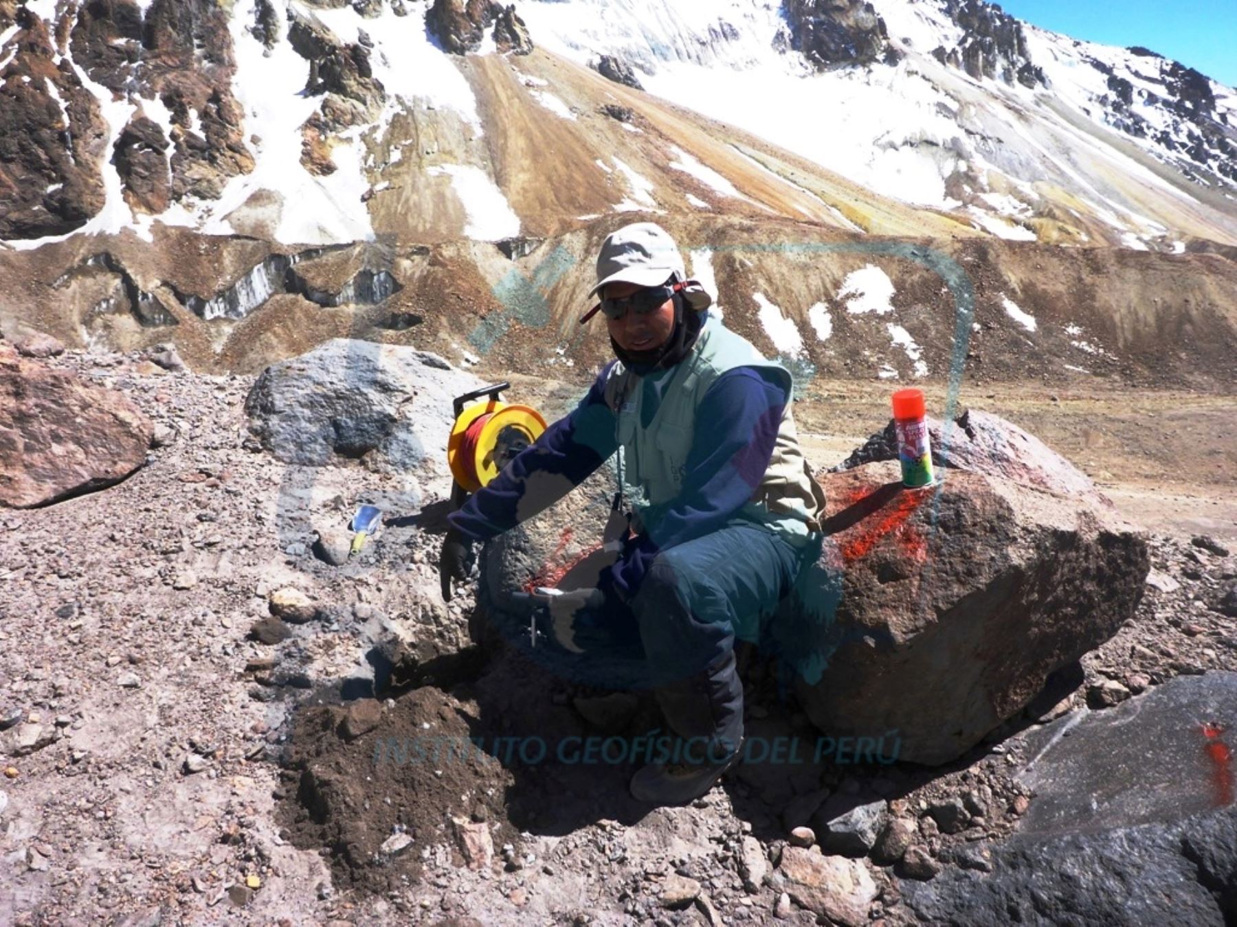 Especialistas del IGP realizan pruebas geofísicas en el volcán Sabancaya. Foto: ANDINA/Difusión.