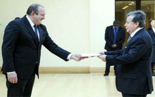 Embajador Jorge Abarca del Carpio presentó hoy ante el presidente de Georgia, Giorgi Margvelashvili, las cartas que lo acreditan como primer representante concurrente del Perú en ese país caucásico.