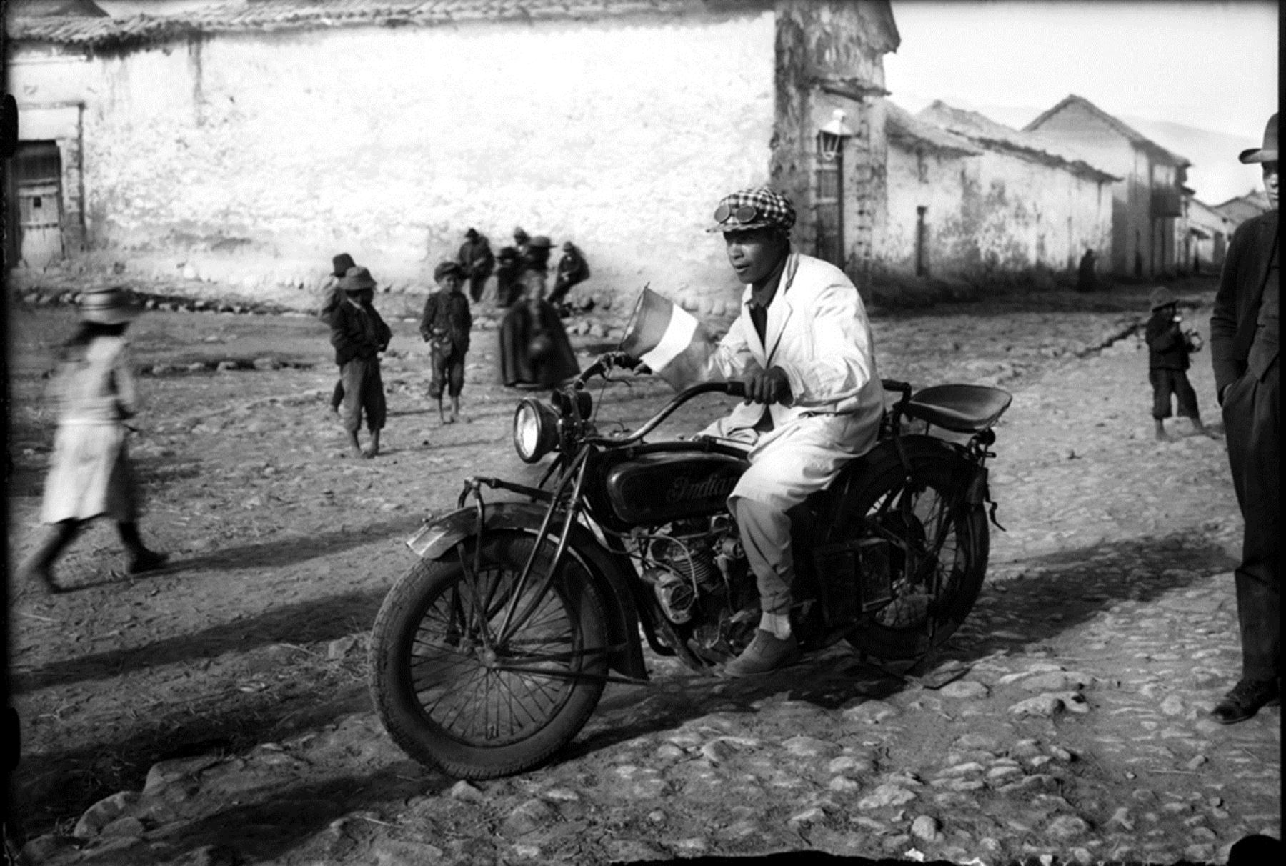 1930, primera motocicleta en el Cusco de Mario Pérez Yánez. 
Foto: Martín Chambi