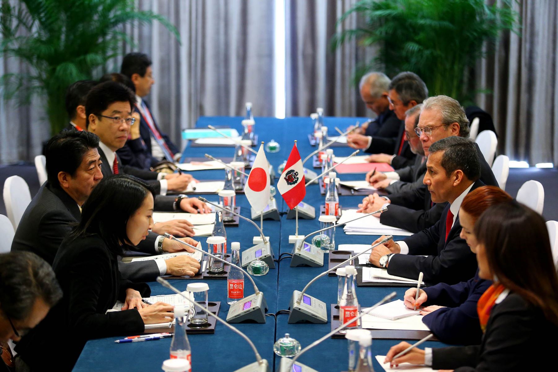 Presidente Ollanta Humala en cita con primer ministro de Japón, Shinzo Abe, en Beijing, en el marco de la cumbre APEC.