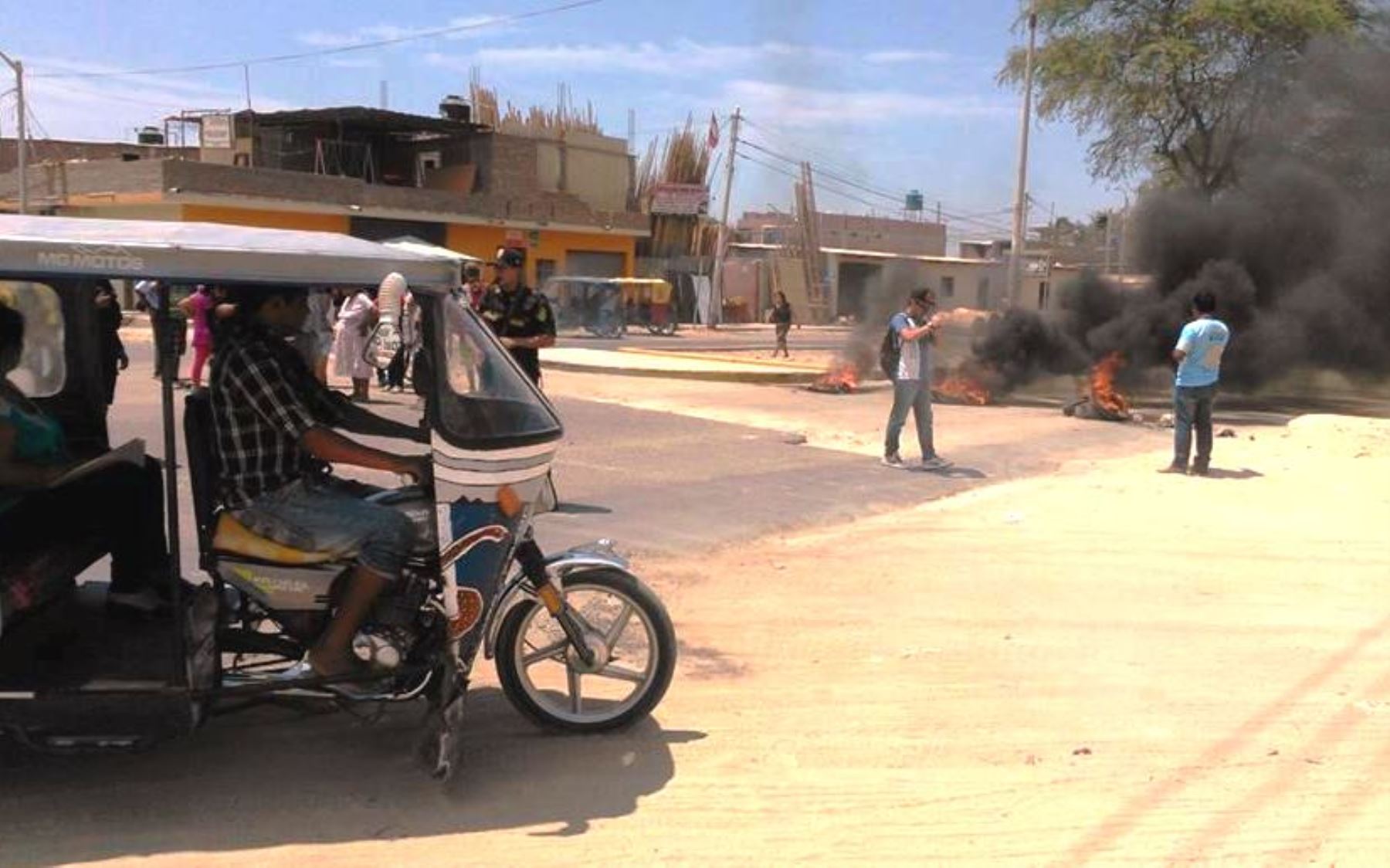 Vecinos de Sullana protestan y bloquean avenida por falta de agua ...