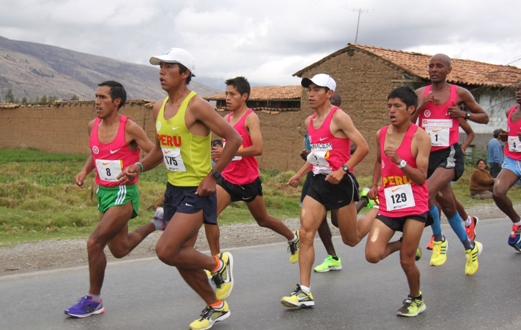 Deportistas peruanos y extranjeros compitieron en la Maratón de los Andes, en Huancayo, Junín.