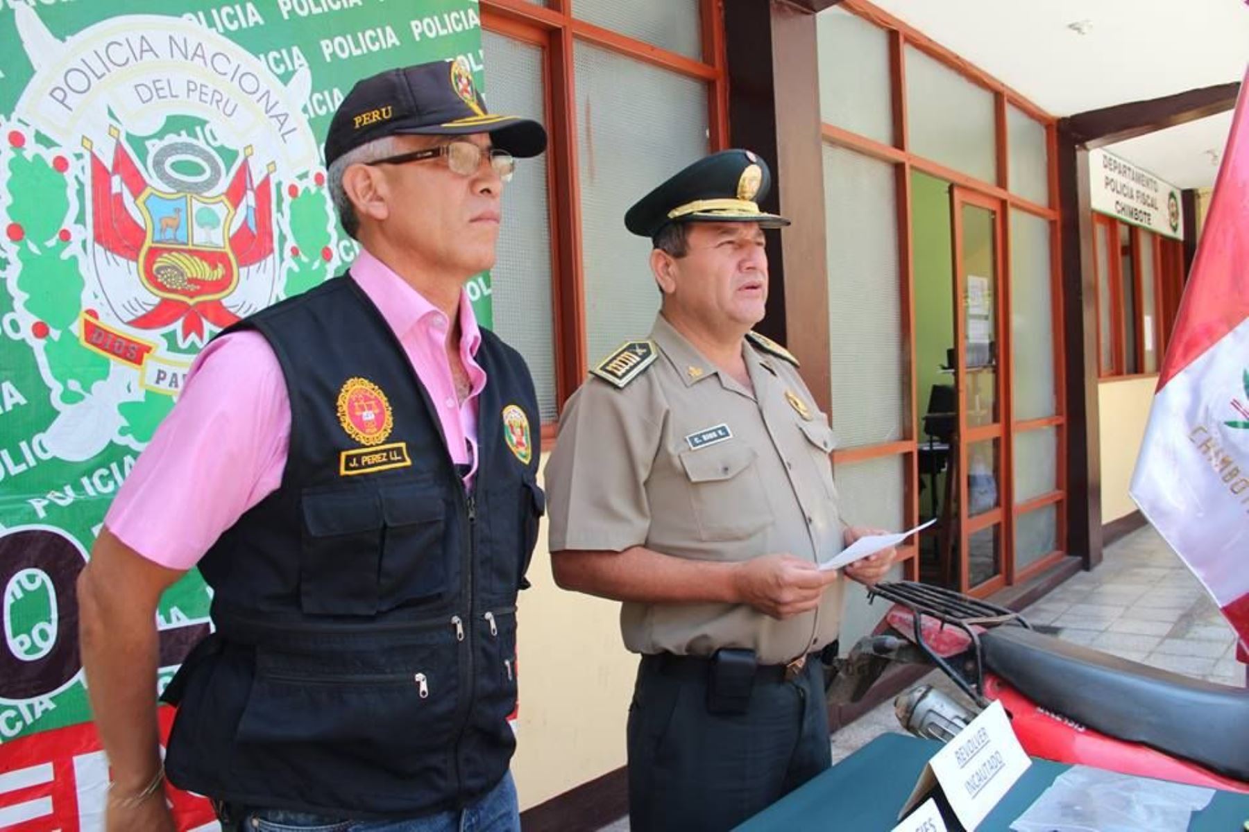 Conferencia de prensa donde se informó sobre la valerosa acción de un policía en Chimbote.