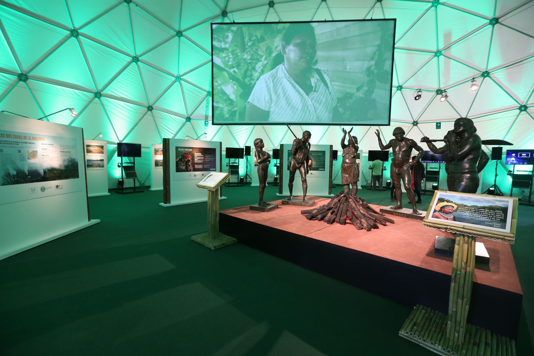 LIMA PERU, DICIEMBRE 1. "Voces por el Clima” es un espacio de la COP20, ofrece áreas de exposición e intercambio para comunicar y sensibilizar al público sobre la importancia del cambio climático.Foto: ANDINA/Vidal Tarqui