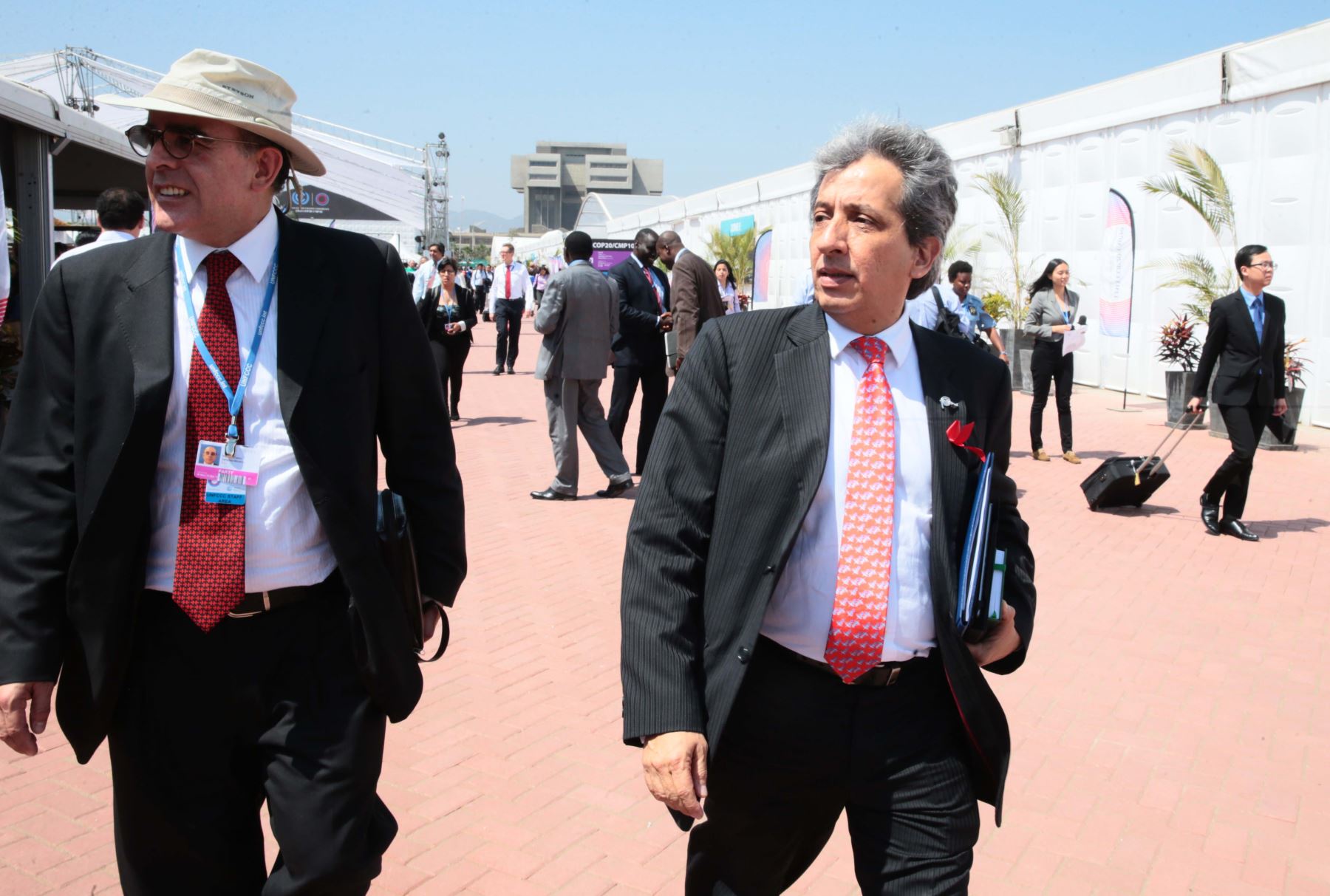 LIMA PERU, DICIEMBRE 1.Ministro Manuel Pulgar Vidal a su salida de la COP20.  Foto: ANDINA/Carlos Lezama
