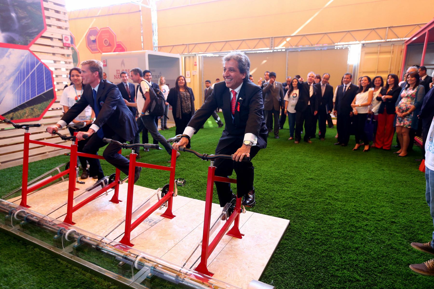 Exposición “Voces por el Clima” fue inaugurada por el presidente Ollanta Humala en el Jockey Club del Perú