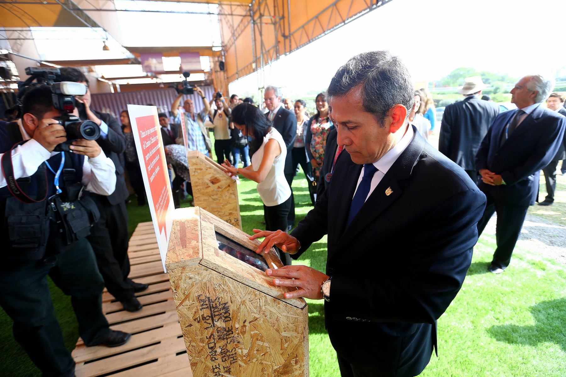 Exposición “Voces por el Clima” fue inaugurada por el presidente Ollanta Humala en el Jockey Club del Perú