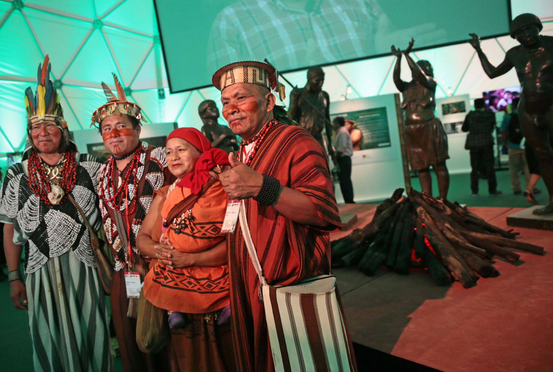 El presidente de la COP20 Manuel Pulgar Vidal, inaugura el pabellon indigena en la feria voces del clima.Foto: ANDINA/Carlos Lezama