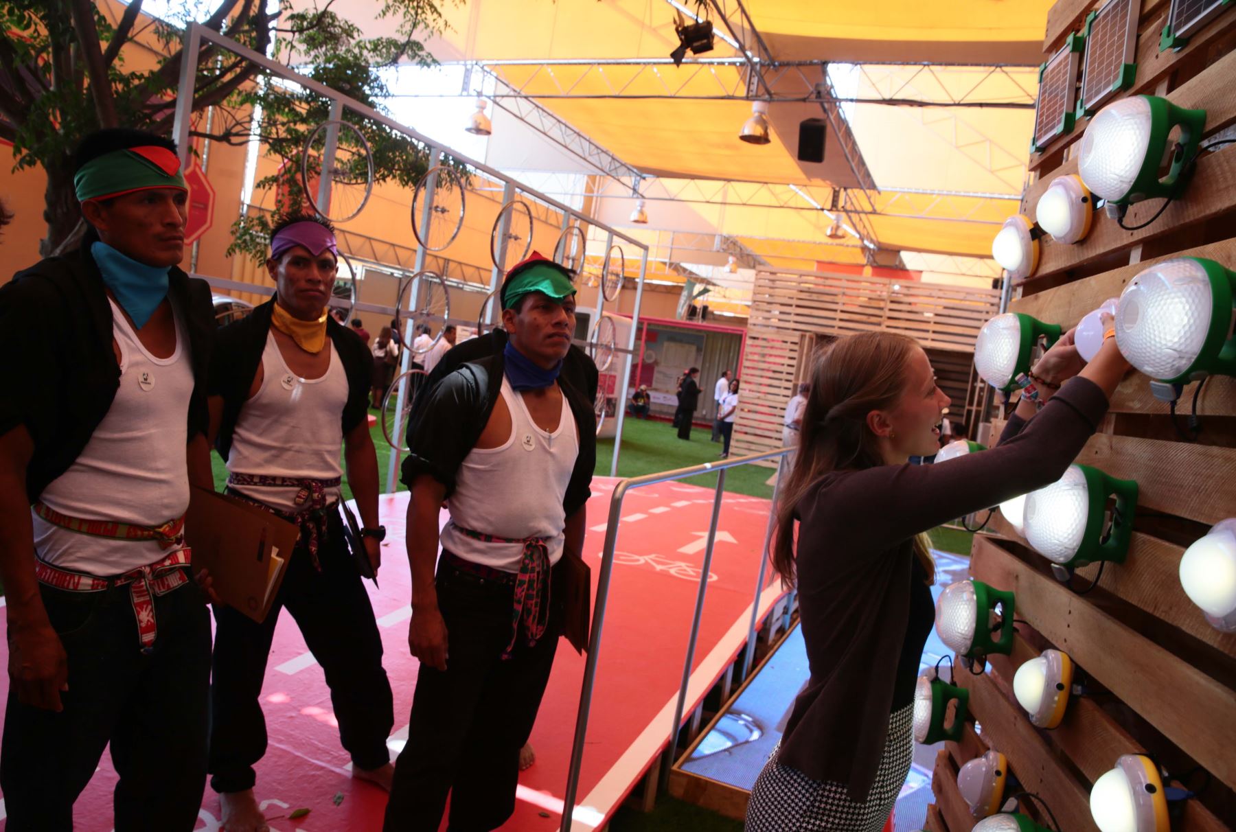 LIMA PERU, DICIEMBRE 2. "Voces por el Clima” es un espacio de la COP20, ofrece áreas de exposición e intercambio para comunicar y sensibilizar al público sobre la importancia del cambio climático.Foto: ANDINA/Carlos Lezama